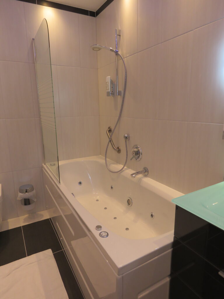Junior Suite – Bad mit Whirlwanne